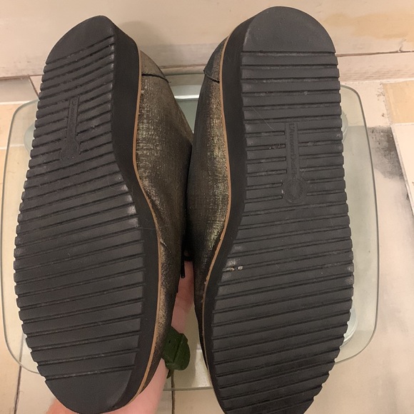 L’AmourDesPied metallic tone loafer style shoe - Picture 4 of 7